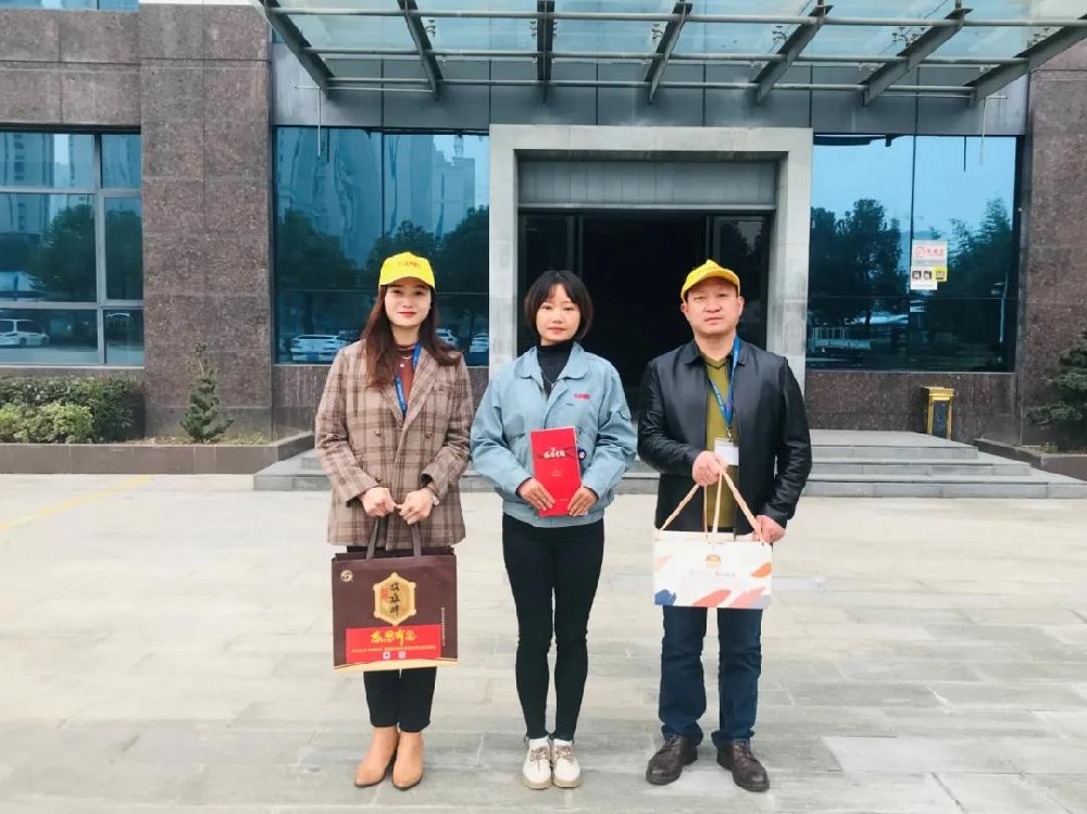 【雙雄醉贊助襄陽企業(yè)家暖心工程系列報道】中日龍（襄陽）機電技術(shù)開發(fā)黨支部書記胥艷，湖北嘉輻達節(jié)能科技董事長楊輝收到多方生