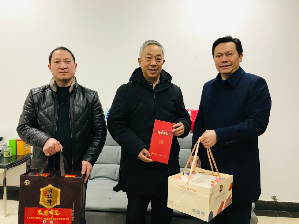 【雙雄醉贊助襄陽企業(yè)家暖心工程系列報道】鼓樓商場總經(jīng)理宋斌、湖北華電襄陽發(fā)電董事長汪家軍收到暖心祝福