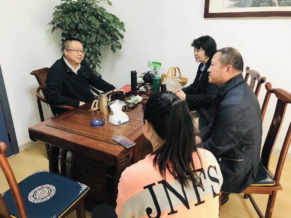 【雙雄醉贊助襄陽(yáng)企業(yè)家暖心工程系列報(bào)道】天風(fēng)證券葉繼華總經(jīng)理、楚色傳媒楊勇總經(jīng)理、黃曉燕董事長(zhǎng)、梅心樂董事長(zhǎng)收到暖心生日