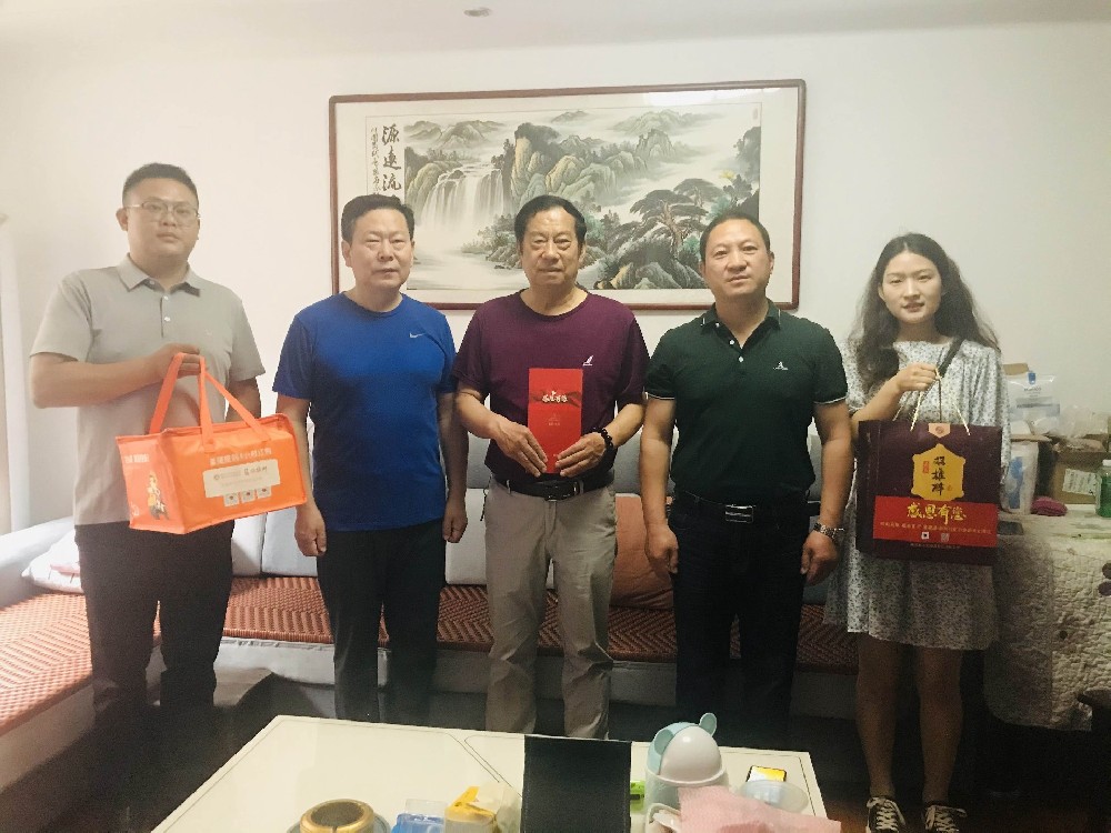 【雙雄醉贊助襄陽企業(yè)家暖心工程系列報(bào)道】航宇救生裝備董事長馬永勝、美年大健康總經(jīng)理岳勇、加盟合伙人龍大學(xué)、劉寶林收到暖心