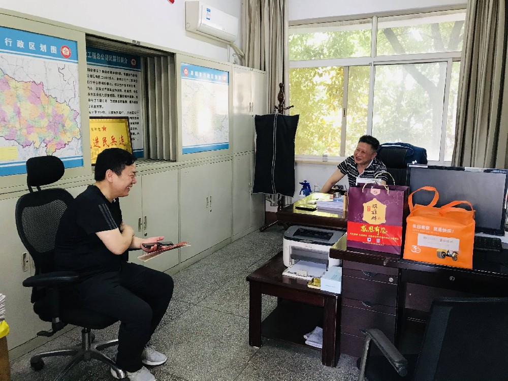 【雙雄醉贊助襄陽企業(yè)家暖心工程系列報道】龔志軍經(jīng)理、張華總經(jīng)理、胡艷書記、代理合伙人鄭道平收到暖心生日祝福