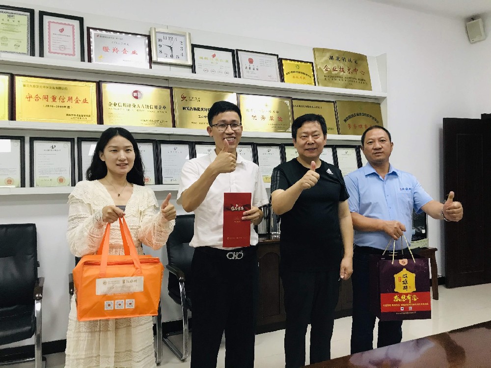 【雙雄醉贊助襄陽企業(yè)家暖心工程系列報道】張瑞副總經(jīng)理、黎柏康總經(jīng)理、吳厚富董事長、王建軍總經(jīng)理、聞賽琦總經(jīng)理收到多方生日