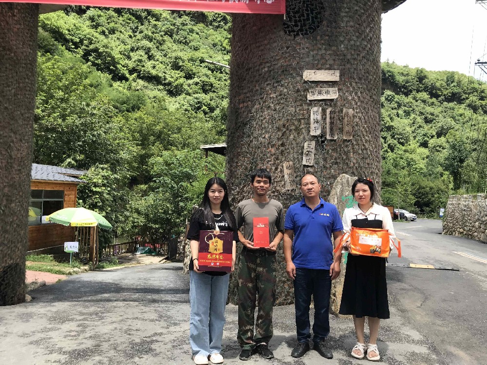【雙雄醉贊助襄陽(yáng)企業(yè)家暖心工程系列報(bào)道】負(fù)責(zé)人張建武、董事長(zhǎng)梁曉軍、總經(jīng)理葉金明、總經(jīng)理陳佳收到暖心生日祝福