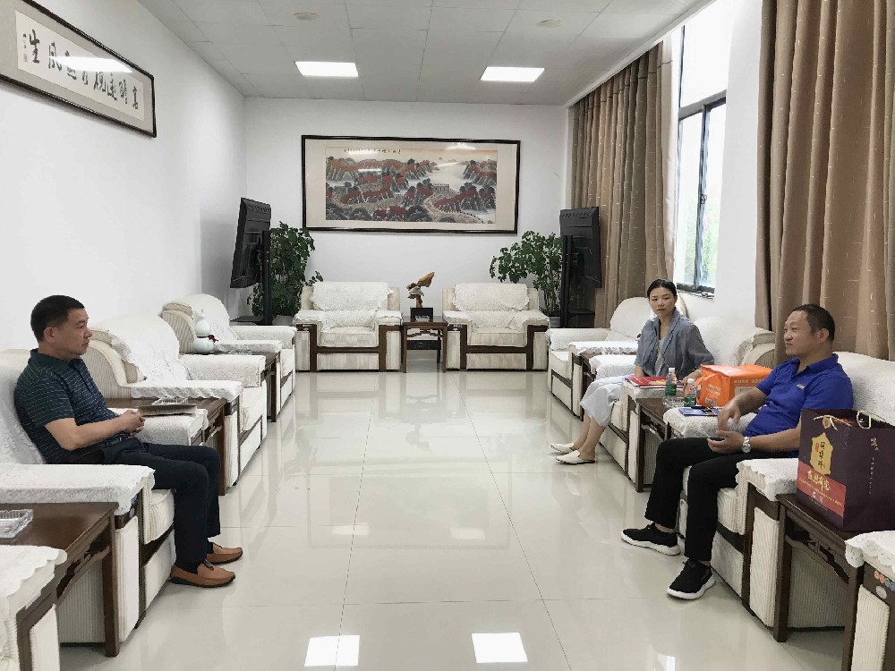 【雙雄醉贊助襄陽企業(yè)家暖心工程系列報道】中盛電氣黨委書記陳善軍、湖北新日電動車易必勇總經(jīng)理、食之味商貿(mào)曹莉董事長收到暖心