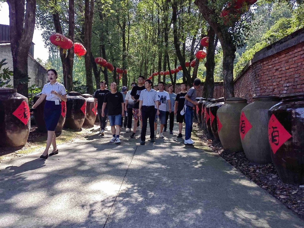 雙雄醉樊城區(qū)域核心客戶走進心靈之旅，暢享健康游