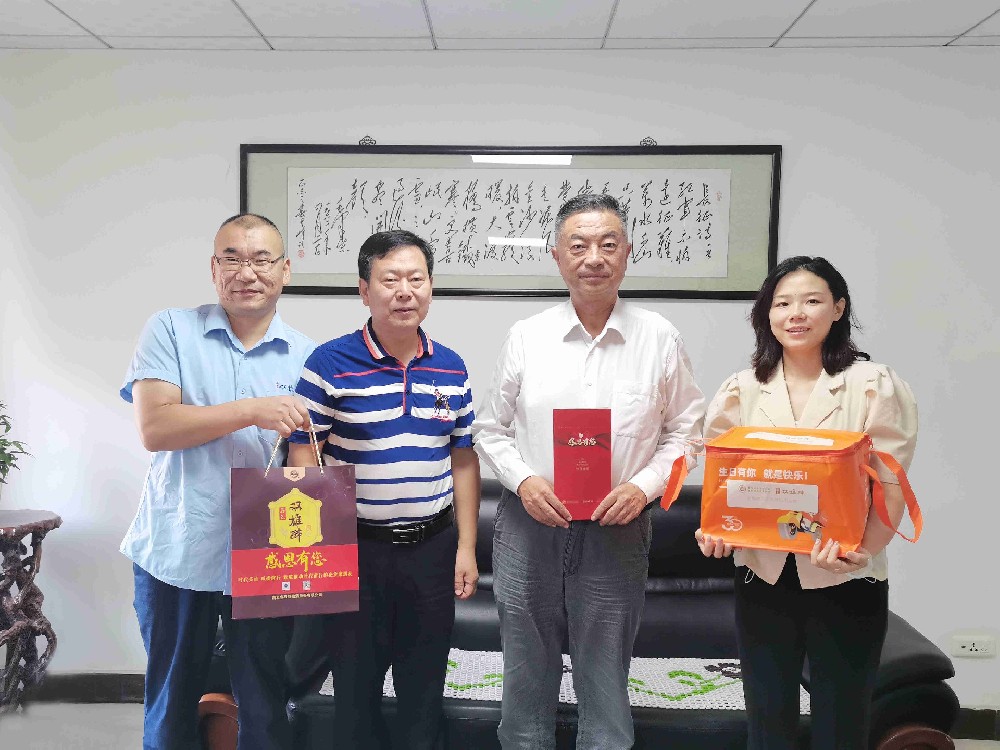 【雙雄醉贊助襄陽企業(yè)家暖心工程系列報道】企業(yè)家高文廣、趙樂成、劉曉燕、宋華偉收到暖心生日問候