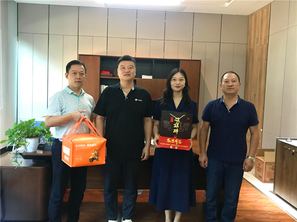 【雙雄醉贊助襄陽企業(yè)家暖心工程系列報道】湖北力生電纜有限公司總經(jīng)理沈勇剛、襄陽新金開泵業(yè)有限公司副總經(jīng)理王安進等收到暖心