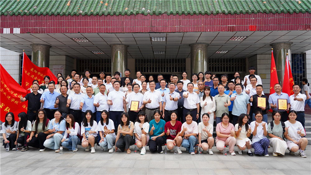總經(jīng)理鄭書軍在襄陽(yáng)市誠(chéng)信建設(shè)“進(jìn)社區(qū)、進(jìn)企業(yè)、進(jìn)學(xué)?！被顒?dòng)啟動(dòng)儀式上代表誠(chéng)信企業(yè)發(fā)言