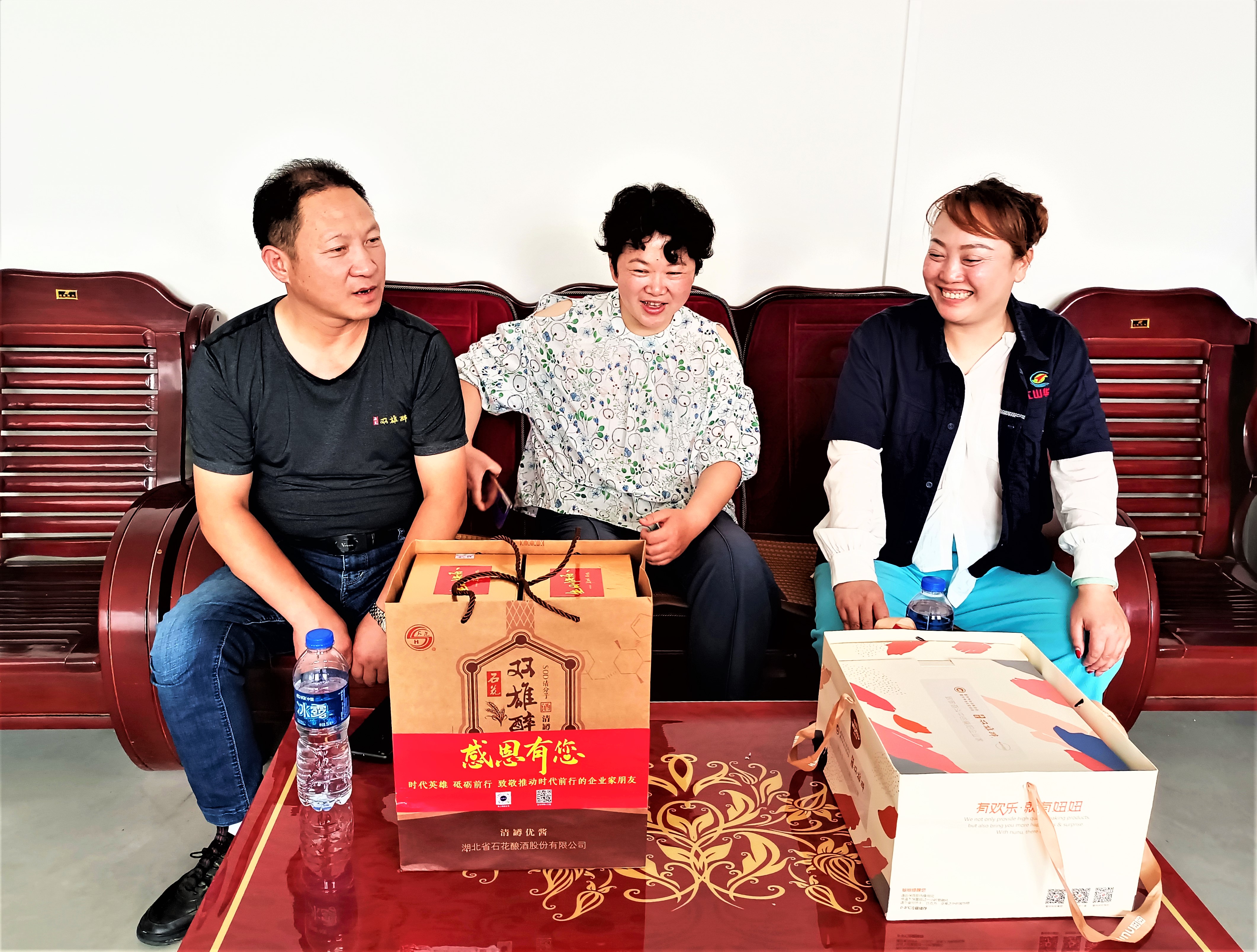 襄陽(yáng)企聯(lián)攜手雙雄醉為江山華科數(shù)字設(shè)備科技總經(jīng)理劉基國(guó)、際華三五四二紡織黨委書(shū)記周詠友、金立豐農(nóng)業(yè)發(fā)展董事長(zhǎng)雷玉紅送祝福