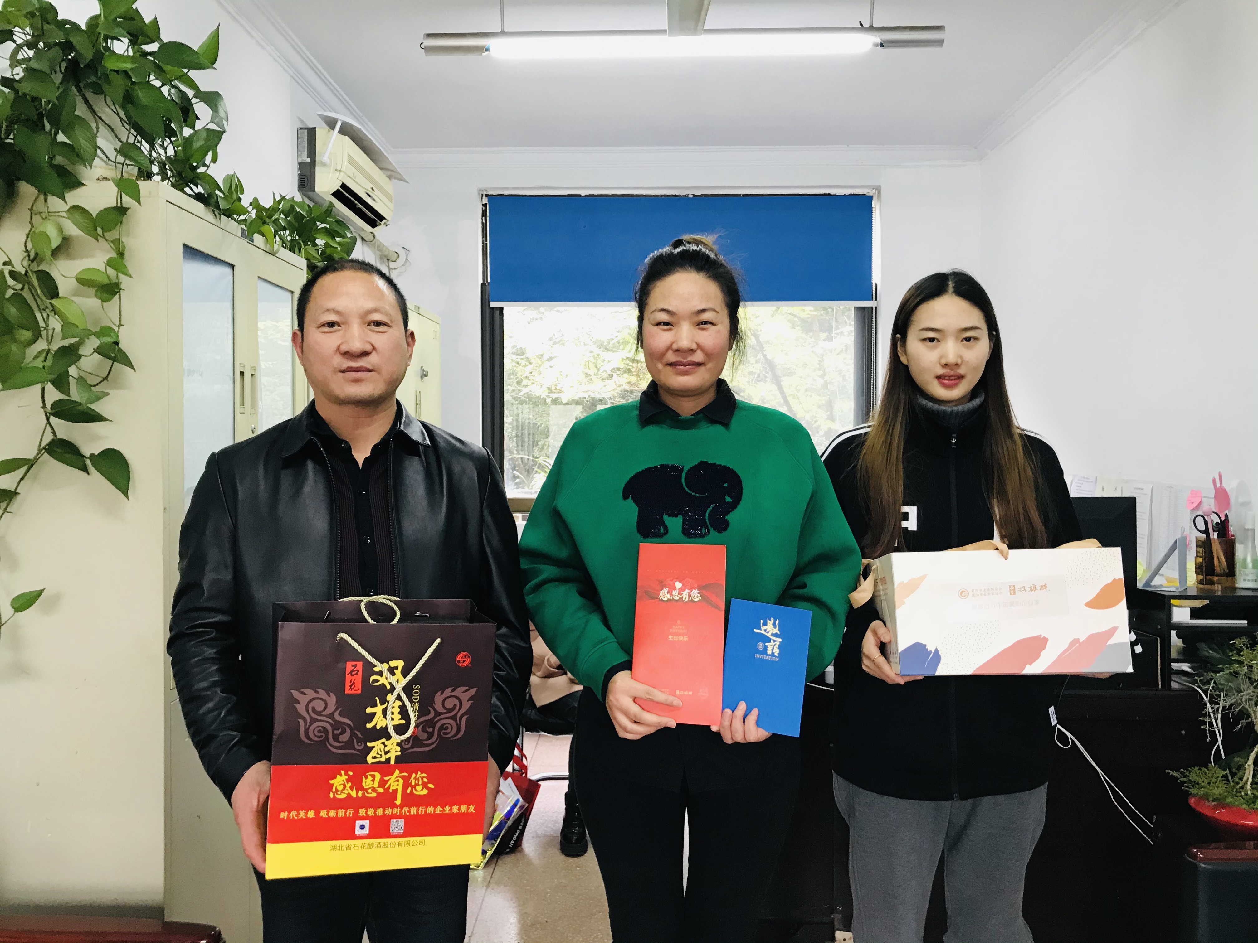 【雙雄醉贊助襄陽企業(yè)家暖心工程系列報(bào)道】企業(yè)家顧勇、魏樂、郭成林、王華忠、謝遠(yuǎn)偉收到暖心生日祝福