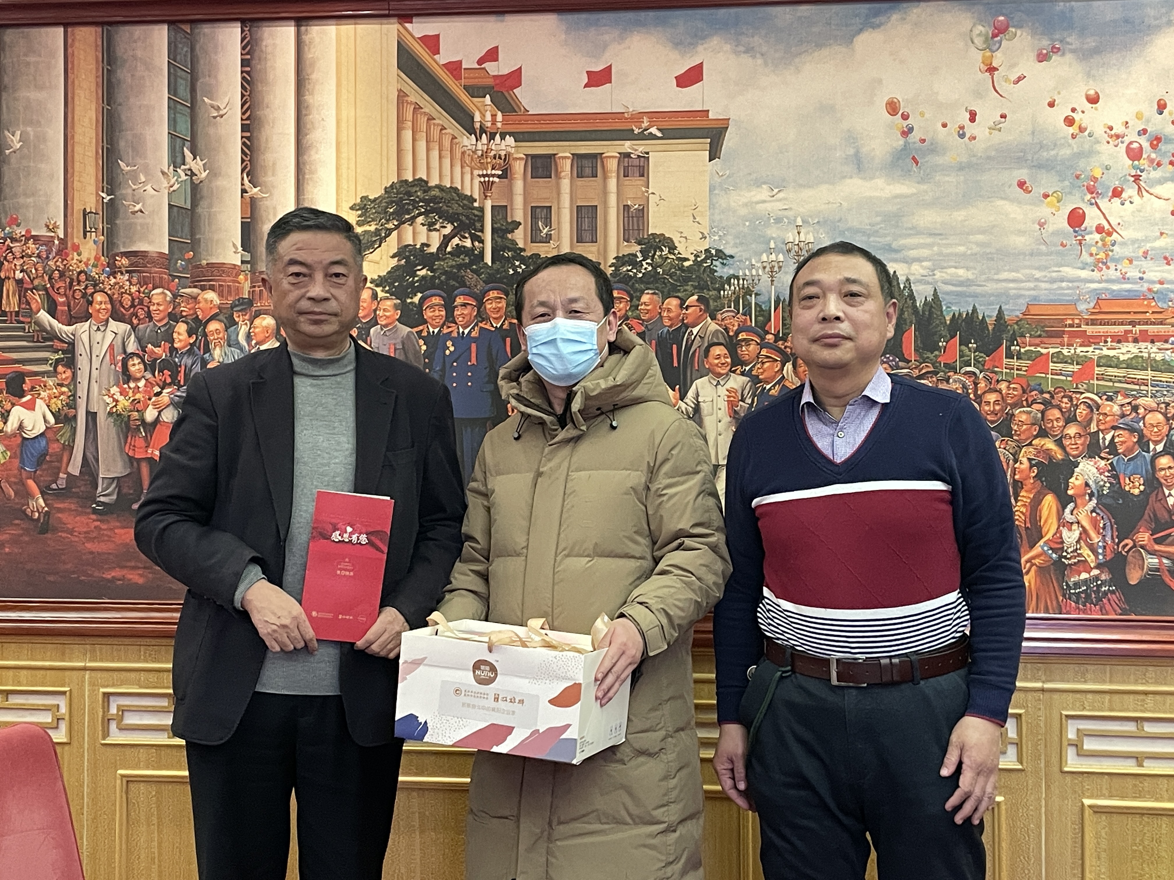 【雙雄醉贊助襄陽企業(yè)家暖心工程系列報(bào)道】企業(yè)家謝華、彭明、岳平、陳志江、梁元龍、王濤、林建秋、陳國洪、楊華等收到暖心生日